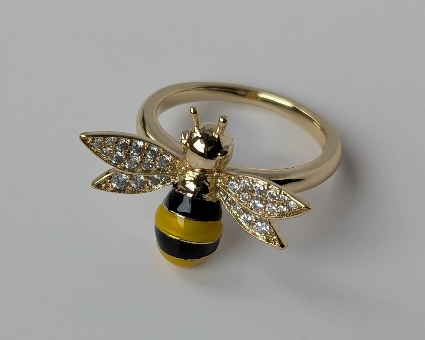 Bee-shaped ring with gold and black design